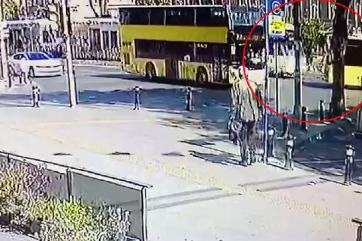Fatih'te tramvay ile İETT otobüsün çarpıştığı kaza anı kamerada
