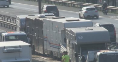 Film çekimine giden karavan zincirleme trafik kazasına neden oldu