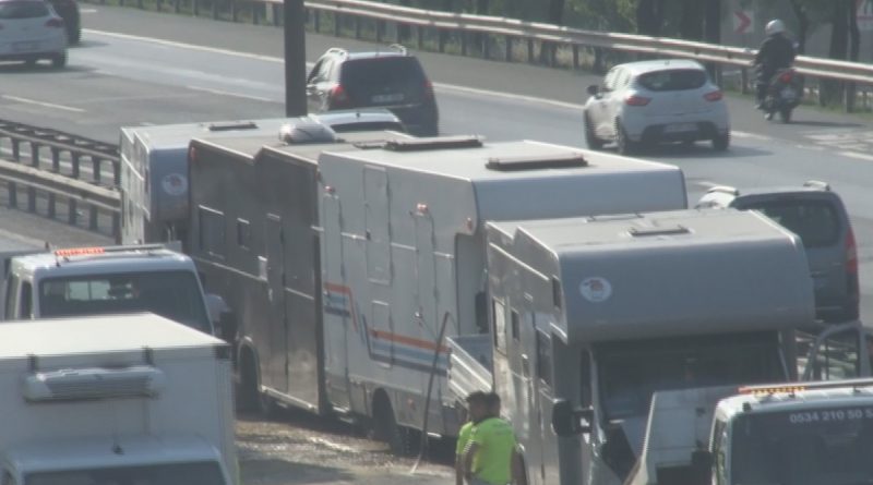 Film çekimine giden karavan zincirleme trafik kazasına neden oldu