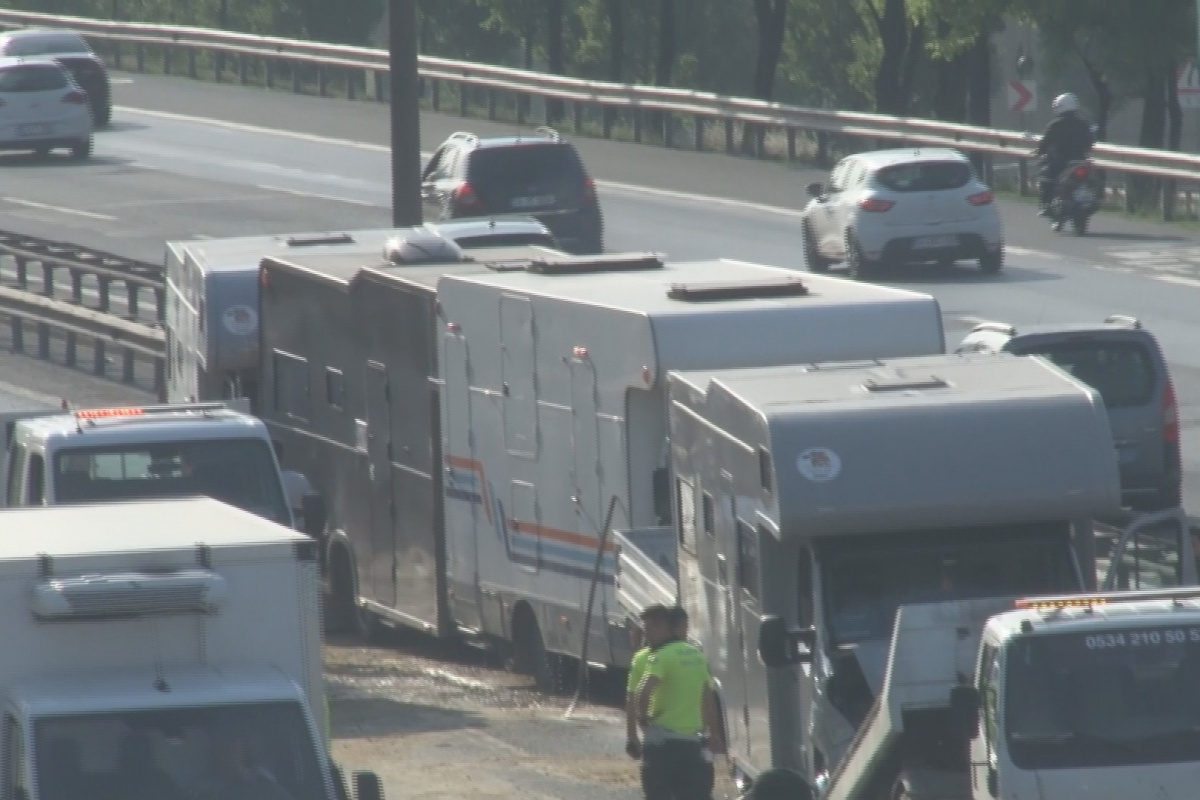Film çekimine giden karavan zincirleme trafik kazasına neden oldu