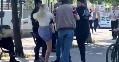 Fotoğrafını çeken şahsa önce tükürdü sonra dövdü