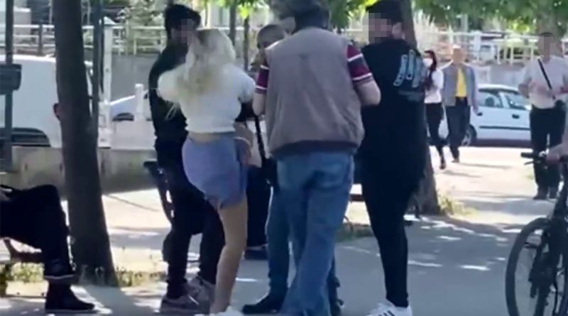 Fotoğrafını çeken şahsa önce tükürdü sonra dövdü