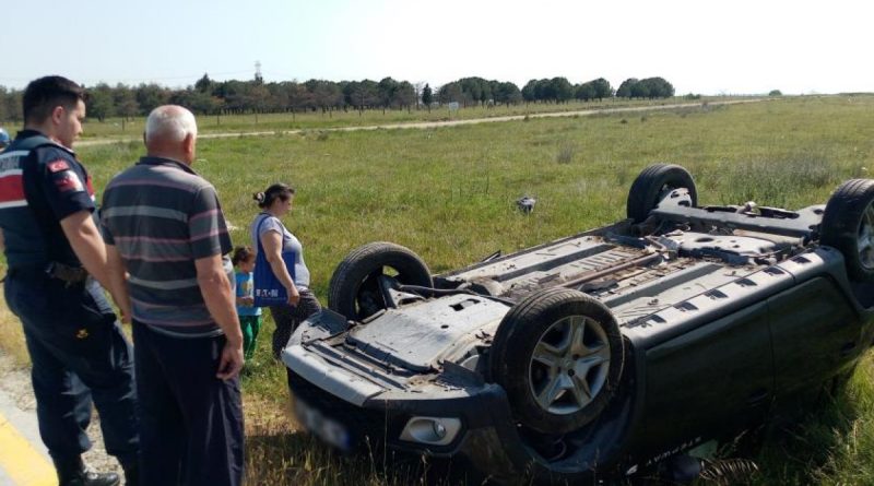 Fren yerine gaza bastı: Emniyet kemeri sayesinde takla atan araçtan 4 kişi burnu bile kanamadan çıktı