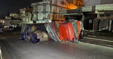 Freni boşalan kamyon kamelyaya daldı: Baba ve iki kızı ölümden döndü