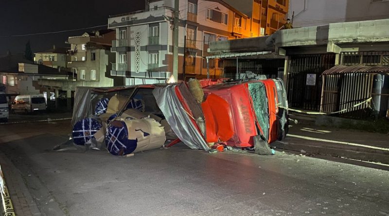 Freni boşalan kamyon kamelyaya daldı: Baba ve iki kızı ölümden döndü