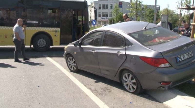 Gaziosmanpaşa'da İETT otobüsü ile otomobil çarpıştı: 3 yaralı