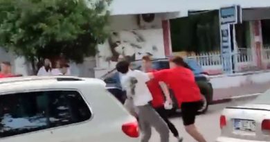 Gençlerin sokak ortasında boks müsabakası gibi kavgası kamerada