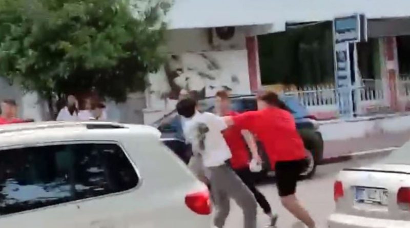 Gençlerin sokak ortasında boks müsabakası gibi kavgası kamerada