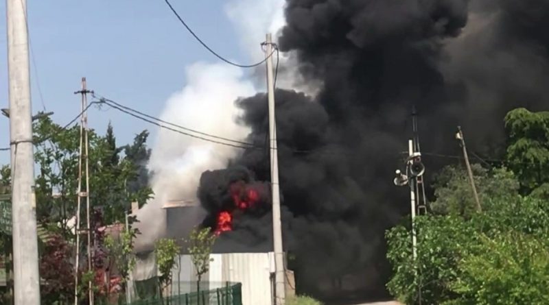 Geri dönüşüm deposu alevlere teslim oldu