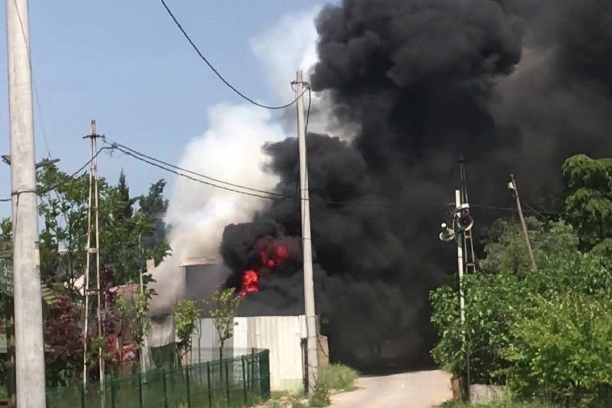 Geri dönüşüm deposu alevlere teslim oldu