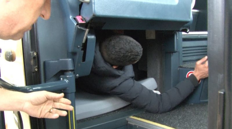 Göçmenler otobüsün deposunda sıkışmış halde yakalandı