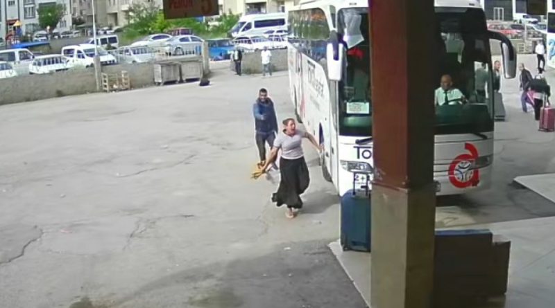 Gözü dönen koca eşine ve öz kardeşine kurşun yağdırdı!