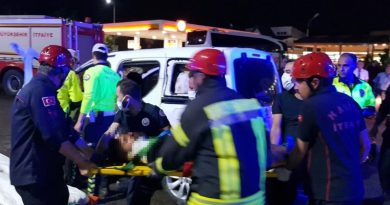 Hafif ticari araç benzin istasyonunun girişine çarpıp takla attı: 1 yaralı