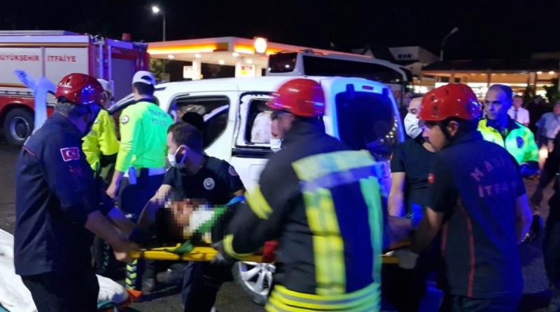 Hafif ticari araç benzin istasyonunun girişine çarpıp takla attı: 1 yaralı