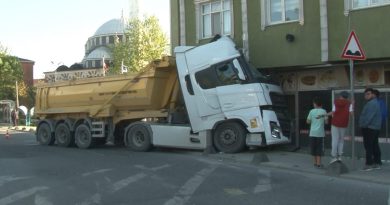Hafriyat kamyonu binaya çarptı, korku dolu anlar yaşandı
