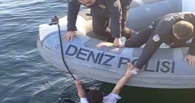 Haliç’te can pazarı kamerada: Suya düşen genci deniz polisi kurtardı