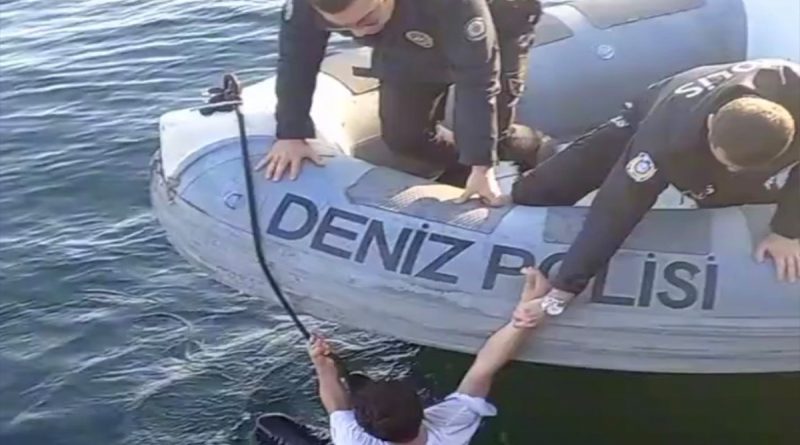 Haliç’te can pazarı kamerada: Suya düşen genci deniz polisi kurtardı