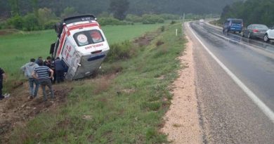 Hasta naklinden dönen ambulans şarampole devrildi: 3 yaralı