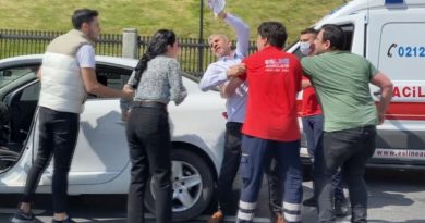 Hasta taşıyan ambulans otomobille çarpıştı