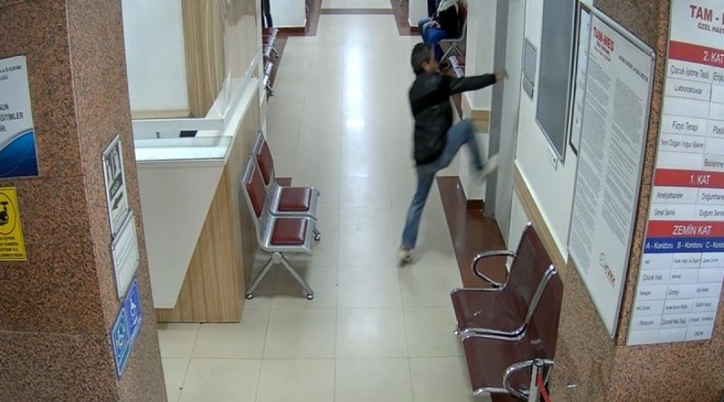 Hastanede dehşete düşüren anlar kamerada