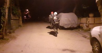 Hatalı parklar engel olunca itfaiye erleri adresi koşarak buldu