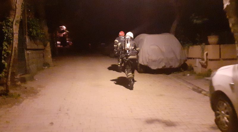 Hatalı parklar engel olunca itfaiye erleri adresi koşarak buldu