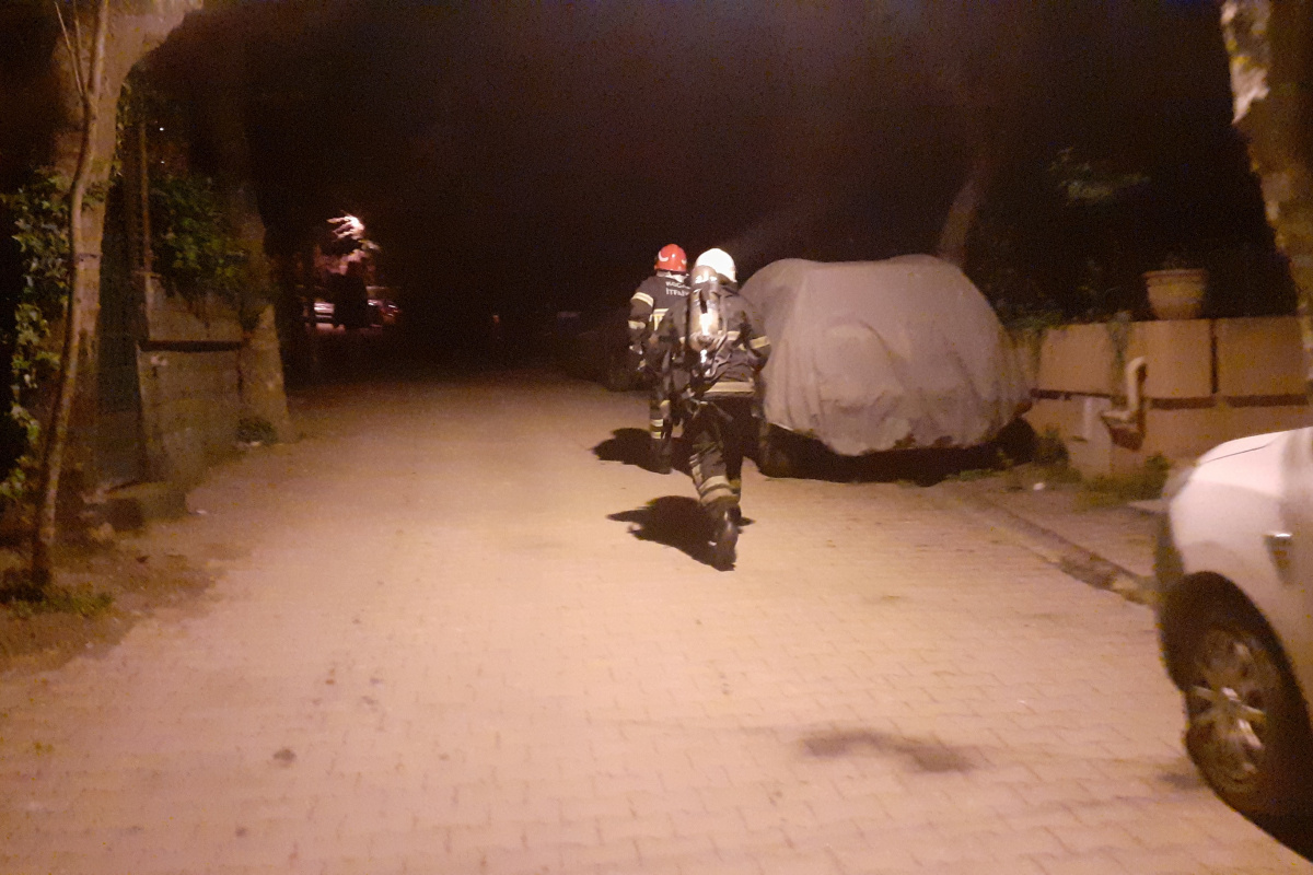 Hatalı parklar engel olunca itfaiye erleri adresi koşarak buldu