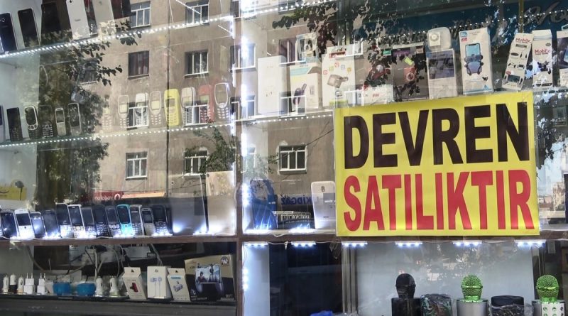 Hırsızlar canına tak etti, dükkanını satılığa çıkardı