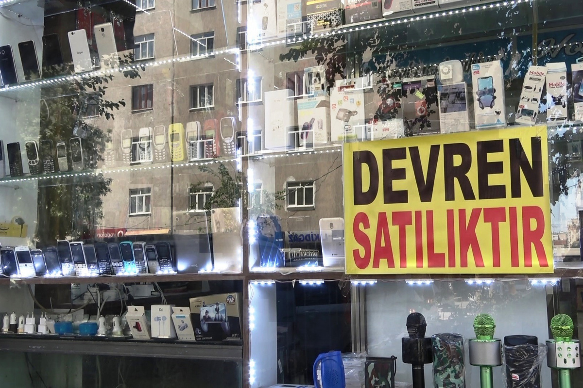 Hırsızlar canına tak etti, dükkanını satılığa çıkardı