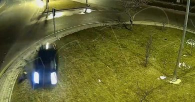 Hızını alamadı kavşağa girdi, kaza anı kameraya yansıdı