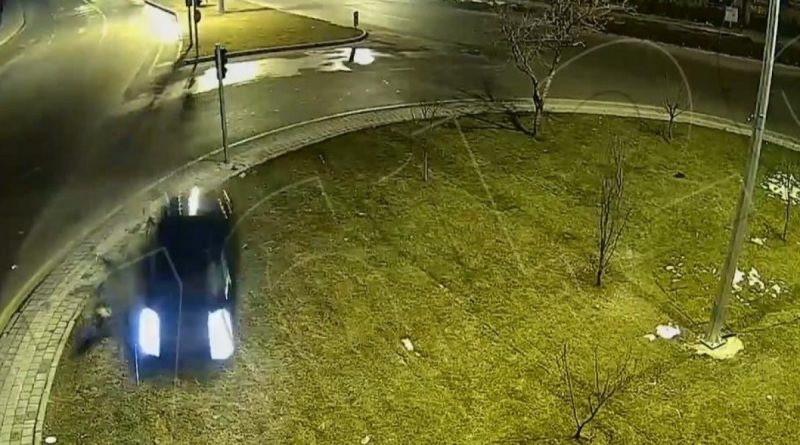 Hızını alamadı kavşağa girdi, kaza anı kameraya yansıdı