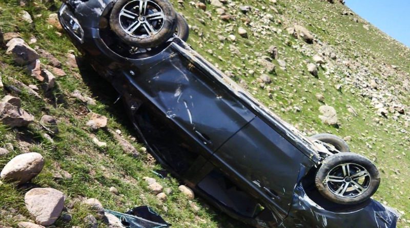 Horasan’da otomobil uçuruma yuvarlandı, 6 yaralı