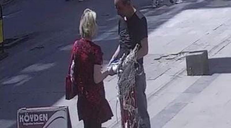 İçerisinde telefon bulunan kargo paketini kimseye aldırış etmeden çaldı