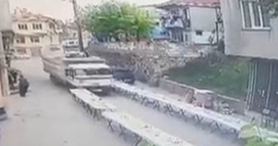 İftar masalarının arasına dalan kamyonet yürekleri ağza getirdi