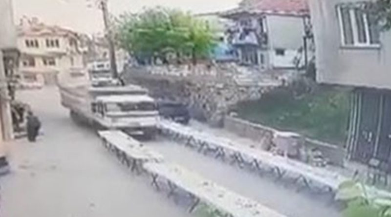 İftar masalarının arasına dalan kamyonet yürekleri ağza getirdi