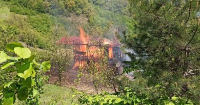 İki katlı ahşap ev alev alev yandı