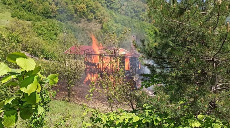 İki katlı ahşap ev alev alev yandı