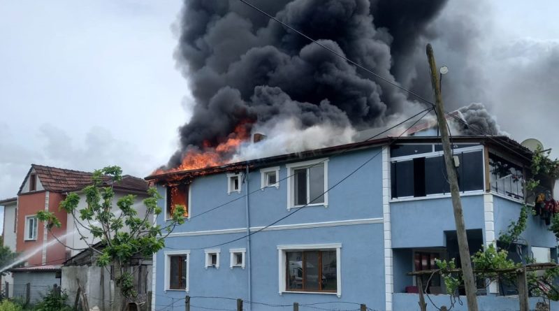 İki katlı evin çatısı alevlere teslim oldu