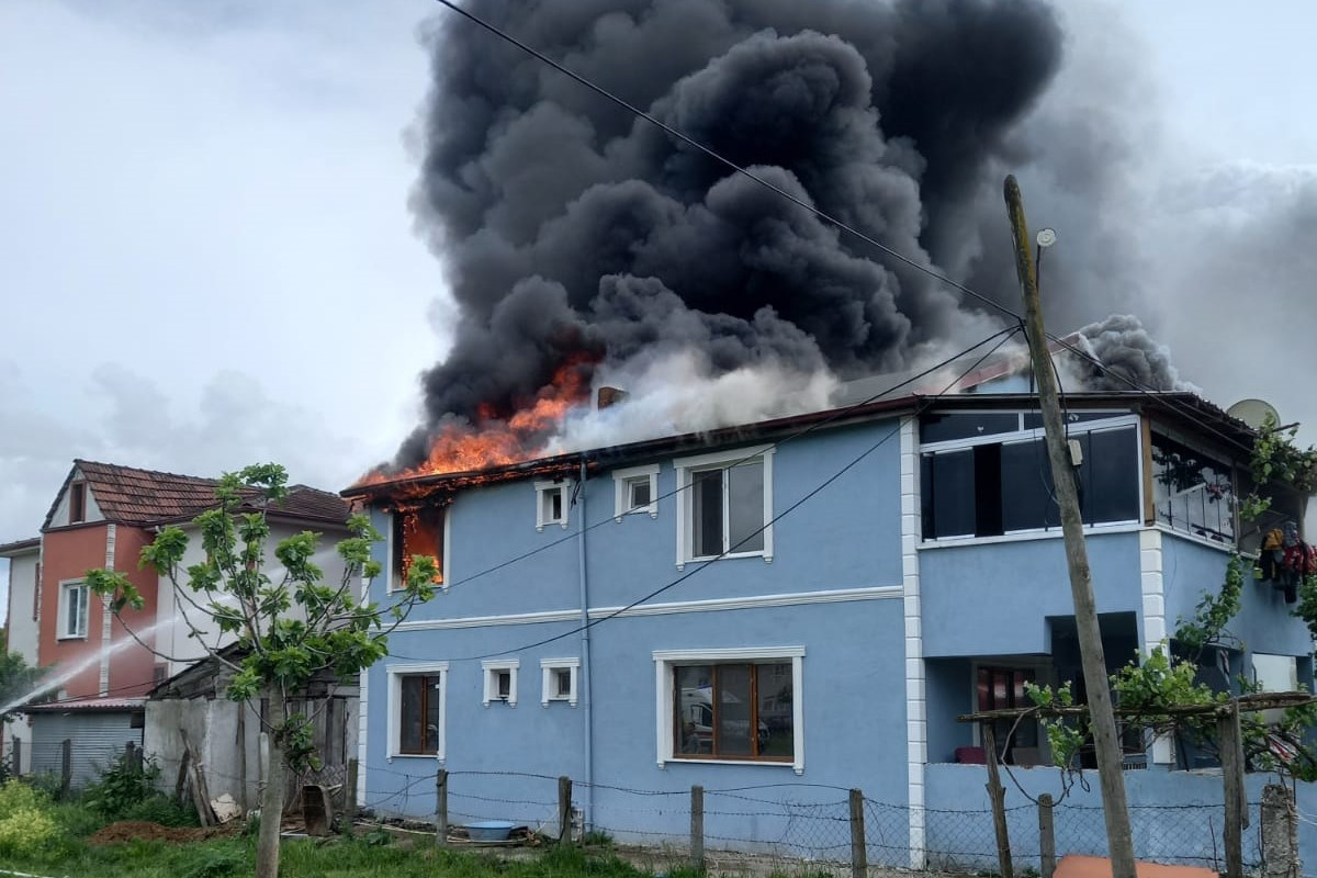 İki katlı evin çatısı alevlere teslim oldu