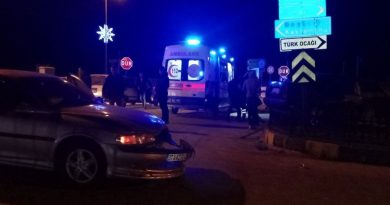 İki otomobil çarpıştı, sürücüler burnu bile kanamadan kurtuldu