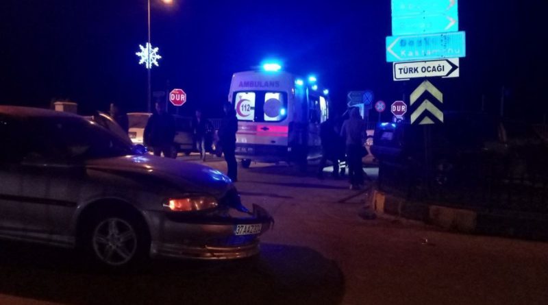 İki otomobil çarpıştı, sürücüler burnu bile kanamadan kurtuldu