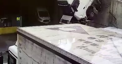 İkitelli'de tır bir işyerinin bahçesine uçtu: Faciadan dönülen kaza kamerada