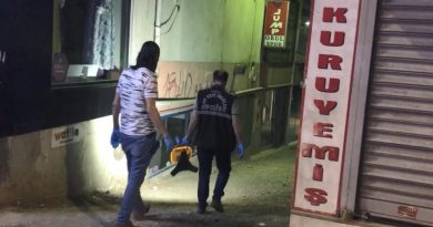 İl dışındaki komşusunun dairesinde kanlar görünce polis çağırdı