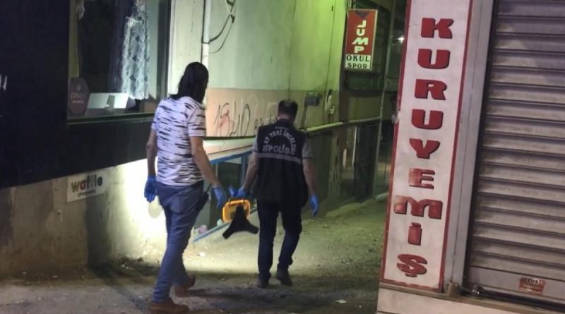 İl dışındaki komşusunun dairesinde kanlar görünce polis çağırdı