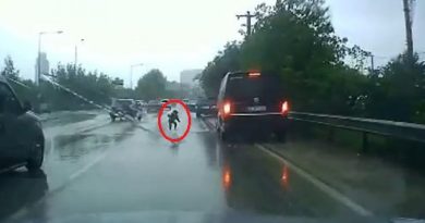 İnanılmaz kurtuluş, kapısı açılan arabadan yola düşen küçük çocuk ölümden döndü