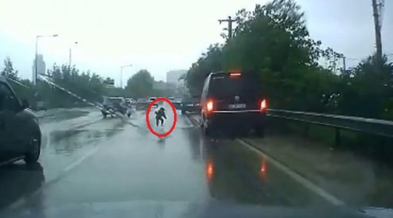 İnanılmaz kurtuluş, kapısı açılan arabadan yola düşen küçük çocuk ölümden döndü