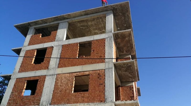 İnşaat halindeki binanın çatısına çıkan kadın yürekleri ağza getirdi