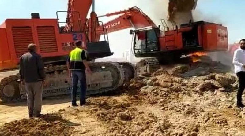 İş makinesi alev alev yandı, yardıma kepçe operatörleri yetişti