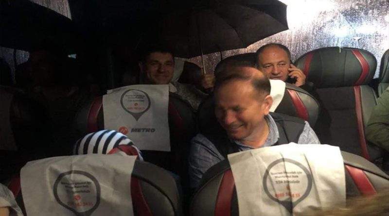 İstanbul-Bursa seferi yapan otobüste şemsiyeli yolculuk