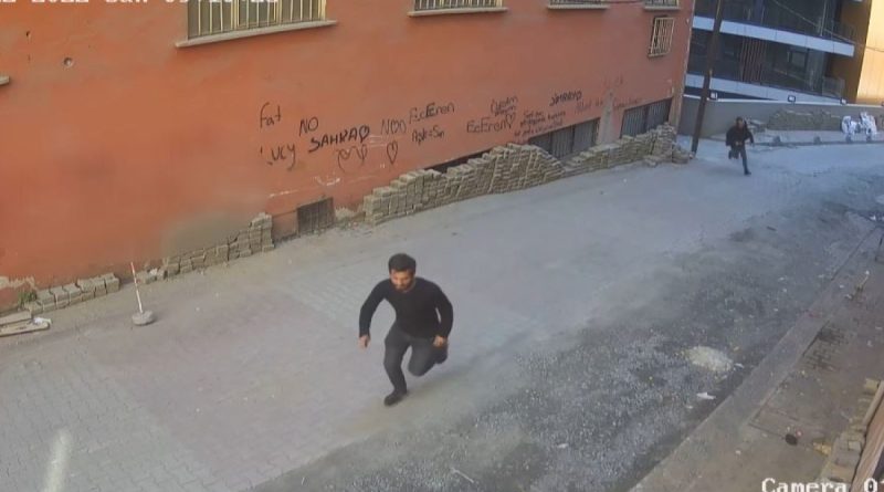 İstanbul’da kadına kapkaç şoku kamerada: Görüntülü görüşme yaparken çaldılar